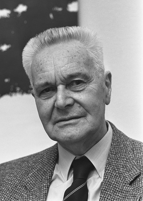 İlk Nobel Ekonomi Ödülü, 1969'da Jan Tinbergen ve Ragnar Frisch'e "ekonomik süreçlerin analizi için, dinamik modeller geliştirip uyguladıkları" gerekçesiyle verildi.