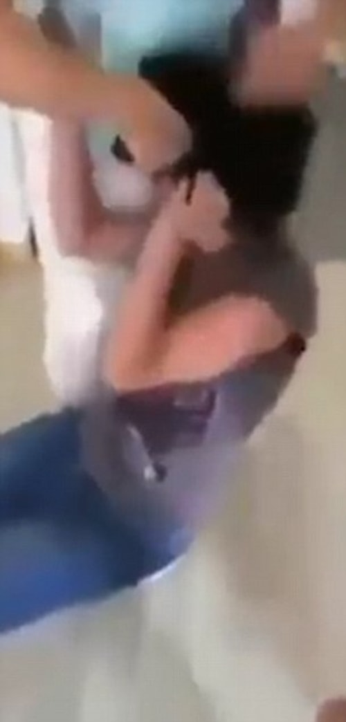 Bir banyoda yerde oturan genç kız, annesi saçlarından büyük tutamlar traş edip yere savururken çığlık atıyor, gözlerini kapatıyor ve ağlıyor.