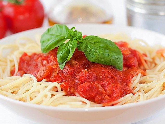 En sadesi bile güzel, karşınızda Napoliten soslu spagetti!