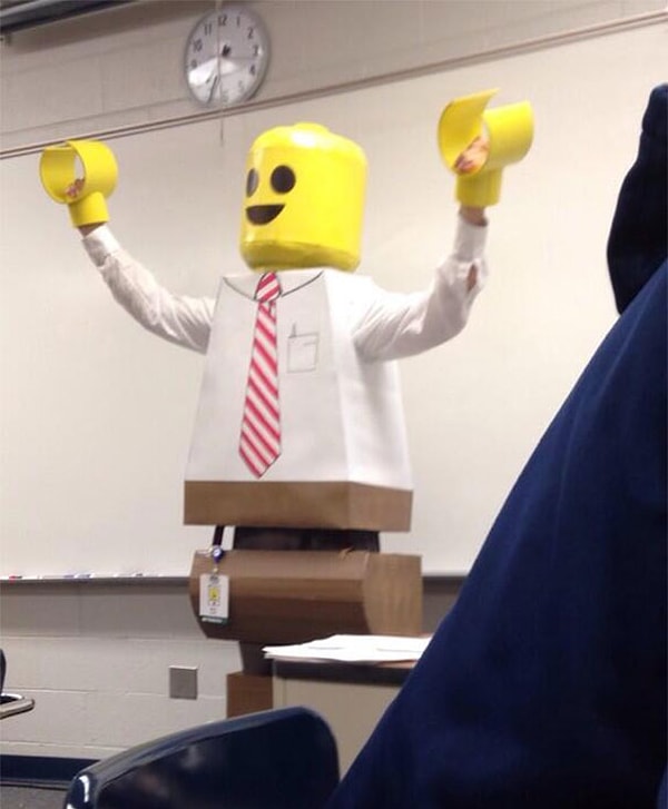 20. Учитель в костюме LEGO