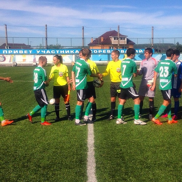 То с флажком в руке.