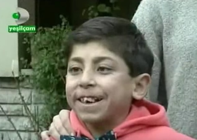 Mahalleden kızın biri bunu doğum gününe davet edince bu hasta manyak sevinir (sevince bak dsjfhsjkfhkj)