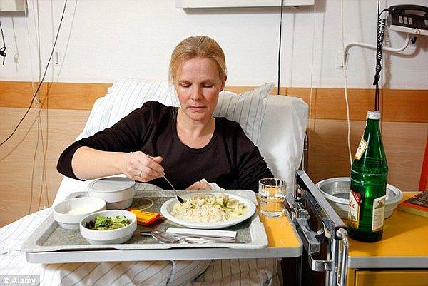 11. Hastane yemeği o kadar kötü ki insan evde yatıp acı çekmeyi tercih ediyor.