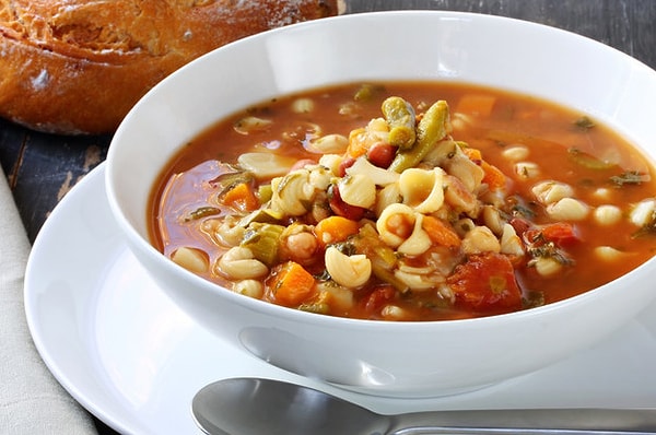 2. В этот овощной суп можно добавить рис или макароны. Он называется...