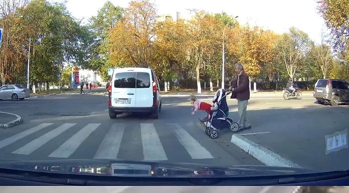 Bebek Arabasından Yola Düşen Küçük Çocuğu Yürekleri Ağızlara Getiren Görüntüsü