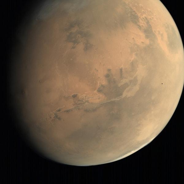 7. Mars ve küçük bir nokta gibi görünen Phobos.
