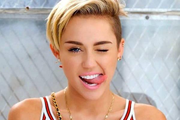 Miley Cyrus,Disney'den çıkma dünyaca ünlü şarkıcı ve oyuncu.