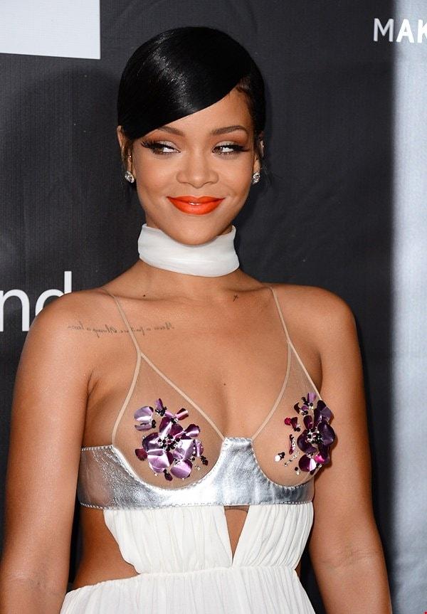 Bakın, transparan kıyafetinden vereceği frikiği zerre kafasına takmayan Rihanna...