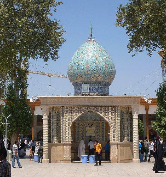 Shah Cheragh, İran'nın Şiraz şehrinde yer alan bir türbe ve cami...