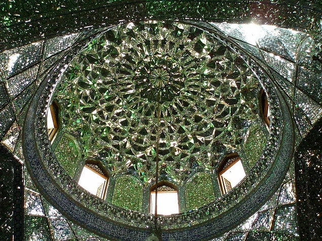 Ne olduğunu anlamak için bölgeye yaklaştığında ise ışıklarla bezenmiş bir mezar görür.