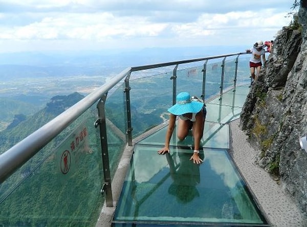 11. Стеклянная "Тропа страха", высота 1430 метров. Китай