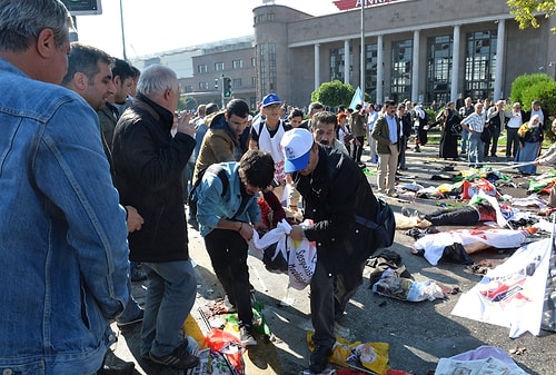 Yaralılar sedye olarak kullanılan pankart ve afişlerle taşındı, hayatını kaybedenlerin üzerine yine 'barış' yazan bu afişler örtüldü