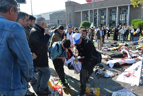 Yaralılar sedye olarak kullanılan pankart ve afişlerle taşındı, hayatını kaybedenlerin üzerine yine 'barış' yazan bu afişler örtüldü