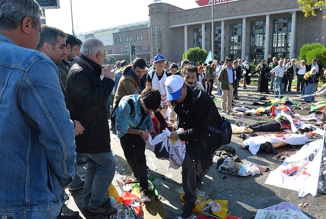 Yaralılar sedye olarak kullanılan pankart ve afişlerle taşındı, hayatını kaybedenlerin üzerine yine 'barış' yazan bu afişler örtüldü