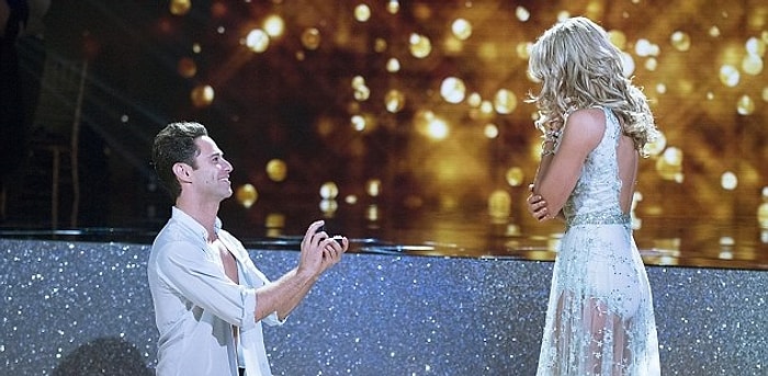 Dans Yarışmasında Partnerinden Unutulmaz Bir Evlilik Teklifi Alan Kadın