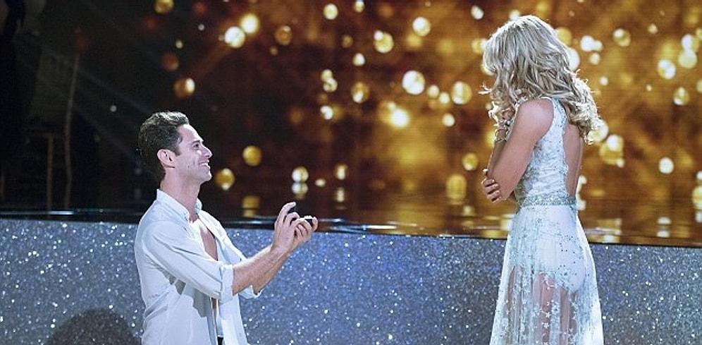 Dans Yarışmasında Partnerinden Unutulmaz Bir Evlilik Teklifi Alan Kadın