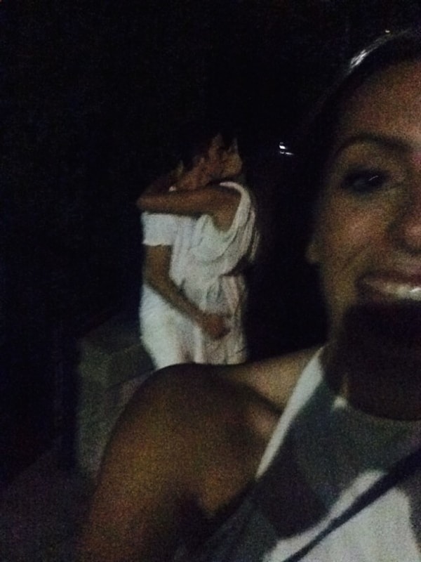 4. Друзья слишком хорошо ее знают, чтобы начать проявлять чувства на публике