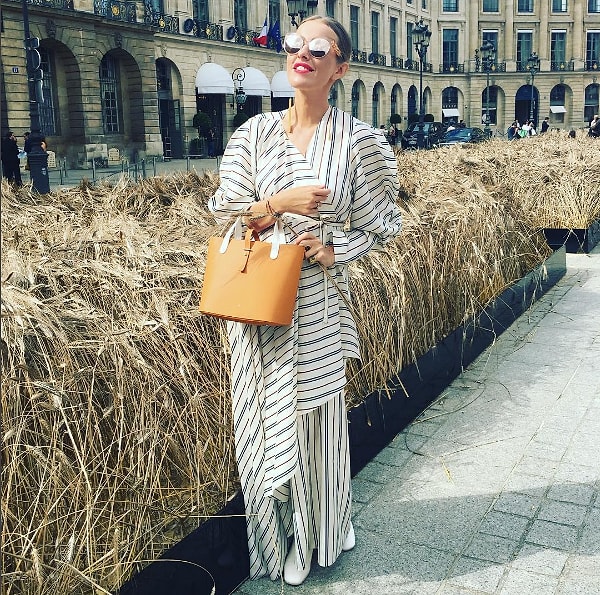 5. На неделе моды в Париже телеведущая появилась в таком вот платье в пижамном стиле - тренде 2016 года