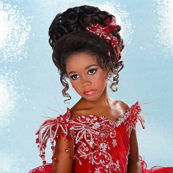 1. В таких конкурсах принимают участие дети от 0 и до 18 лет. На соревнованиях малышки должны продемонстрировать себя в купальниках, тематических костюмах и вечерних нарядах.