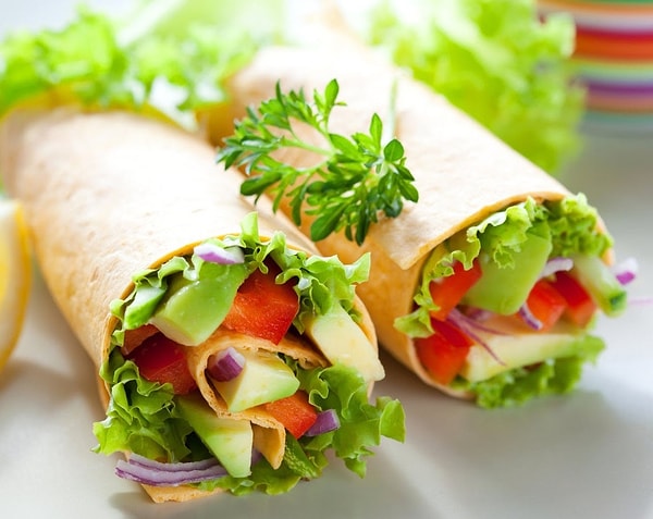 2. Лаваш с грудкой и овощами