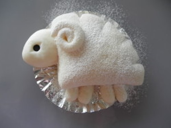 Запекайте булочки-барашки на застеленном пергаментом противне в разогретой до 170 градусов духовке в течение 13 минут. Если барашки слишком быстро становятся коричневыми, прикройте их фольгой.