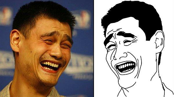 Yao Ming sadece NBA yıldızı değil. Ayrıca internet dünyasının en çok kullanılan ‘caps’lerinden birine gülüşüyle ilham olmuş bir isim