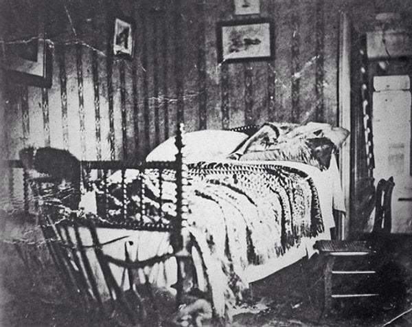 9. Mayıs 1932’de, geçimini fuhuş yaparak sağlayan bir kadın, evinde sopayla dövülerek öldürülmüş olarak bulunuyor.