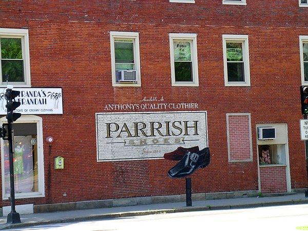 16. Parrish Ayakkabıları fabrikasındaki sahnelerin çekildiği lokasyon olan New Hampshire'ın Keene bölgesi hala filmin izlerini taşıyor.