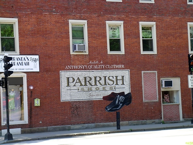 16. Parrish Ayakkabıları fabrikasındaki sahnelerin çekildiği lokasyon olan New Hampshire'ın Keene bölgesi hala filmin izlerini taşıyor.