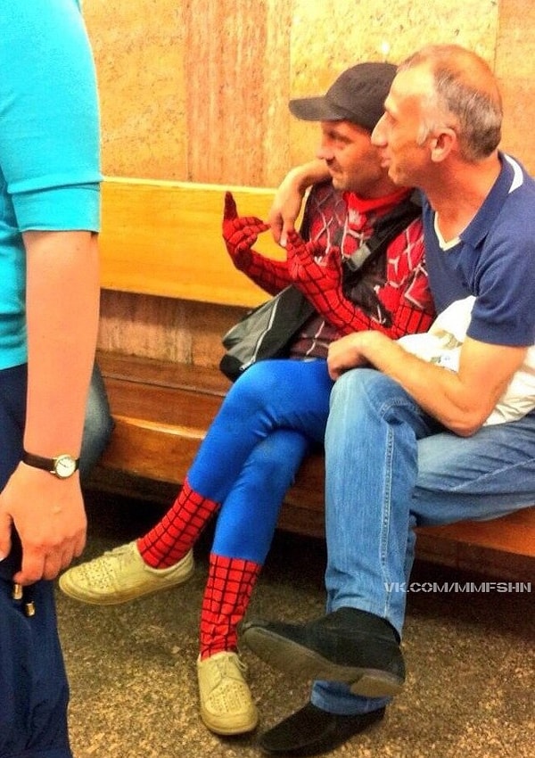 5. Московскому Человеку-пауку спасать город легко, ведь у него есть удобные бежевые дышащие ботинки!