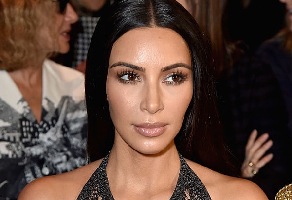 1. На прошлой неделе Ким Кардашян ограбили под дулом пистолета в парижском отеле.