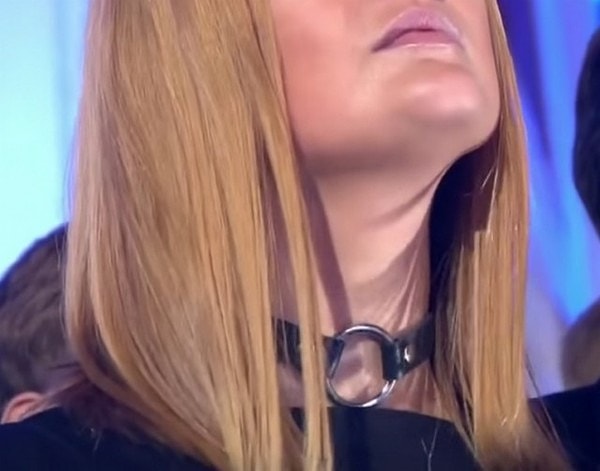 Это оказался странный ремешок на шее девушки, который она носила в качестве чокера