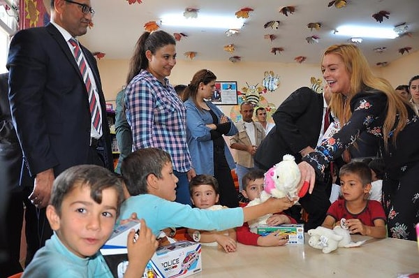 Девушка познакомилась и подружилась с местными ребятами, раздала им подарки.