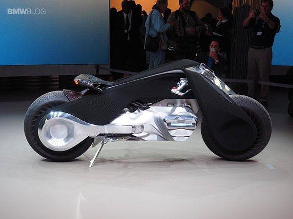 Motosikletin tanımını değiştirecek olan yeni konseptini geçtiğimiz saatlerde Los Angeles'te tanıtan BMW, 1923 yılındaki motosiklet modeli olan R32'nin tasarımından esinlenerek Motorrad Vision Next 100'ü tasarladı.