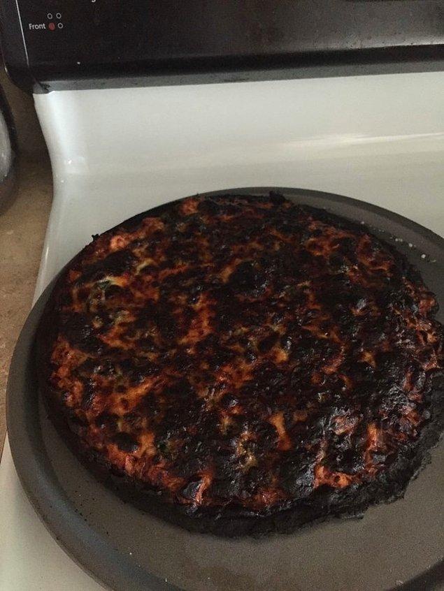 15. "Kötü bir aşçı değilim, fakat ızgaradaki bu pizza tam bir felaket!"
