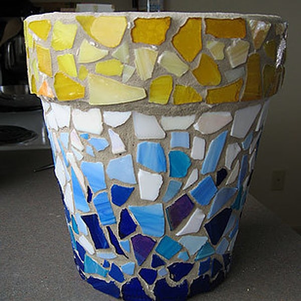 10. Оказывается, приклеить осколки разбитой тарелки к цветочному горшку не так уж и просто 😎