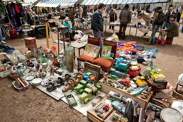 8. Место, где торгуют подержанными вещами, которые кладут прямо на землю?