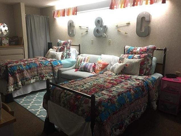 5. This one is just too cute to be called "a dorm room" 😍