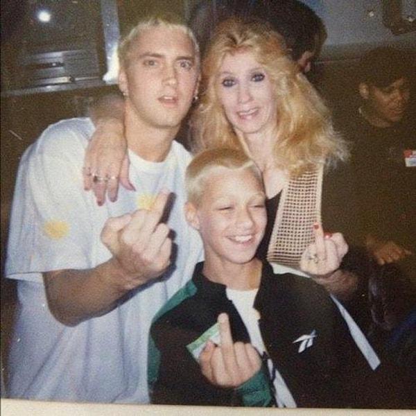 2. Annesi ve babası Daddy Warbucks adlı müzik grubunun en iyi üyeleriydi. Eminem’in müzik yeteneğinin genetik olduğu düşünülüyor.