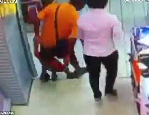 İki elinden tuttuğu çocuğunu arkasında yürüten baba dengesini kaybedince üzerine düşerek çocuğun ölümüne neden oldu.