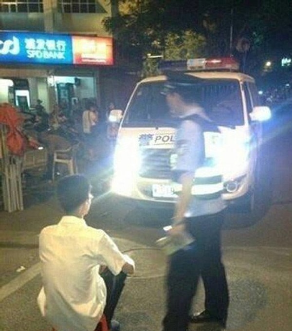 5. В Китае за езду по городу с дальним светом наказывают так — нарушителя на 10 минут садят перед полицейской машиной с включенным дальним светом.