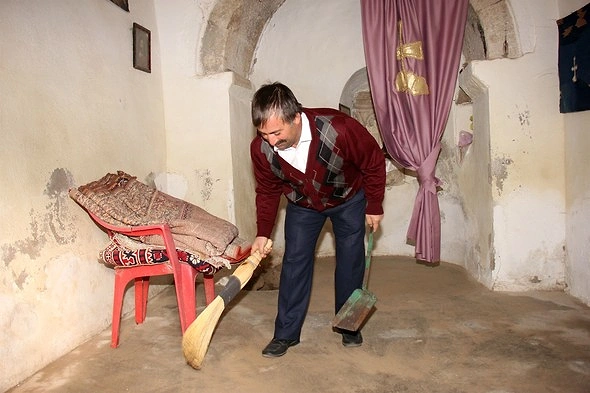 Tarihi Kilisenin Bakımını Mahallenin İmamı Üstlendi Tarihi Kilisenin Bakımını Mahallenin İmamı Üstlendi