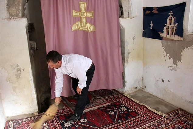 Tarihi Kilisenin Bakımını Mahallenin İmamı Üstlendi Tarihi Kilisenin Bakımını Mahallenin İmamı Üstlendi