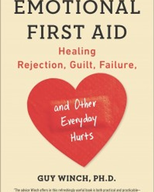 Psikolog Guy Winch, "Emotional First Aid" (Duygusal İlk Yardım) kitabında kendini küçük gören insanların başarısızlıklarının acısını daha uzun süre çektiklerini vurguluyor.
