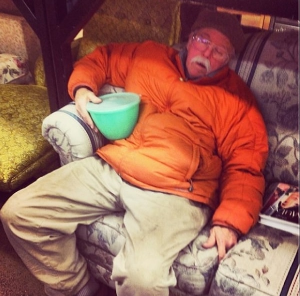 9. Похоже, что он даже обед с собой прихватил :)