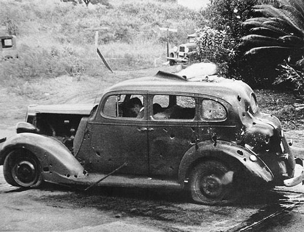 1. Pearl Harbor baskınında, top atışı sonrası oluşan şarapnellerin denk geldiği, delik deşik olmuş bir sivil araç ve içindeki sürücüsü.