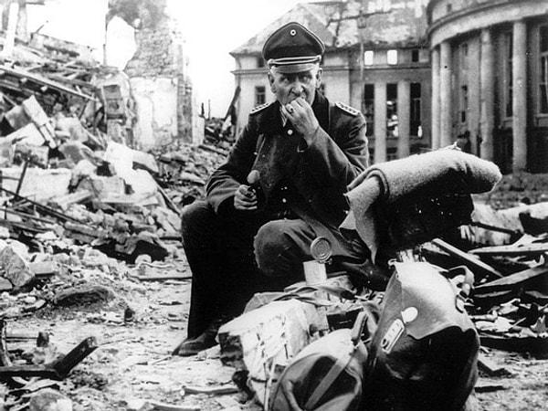 15. 1945, Saarbrücken. Bir Alman askeri, muhtemelen ölmüş bir ABD askerinin konservesini yerken.