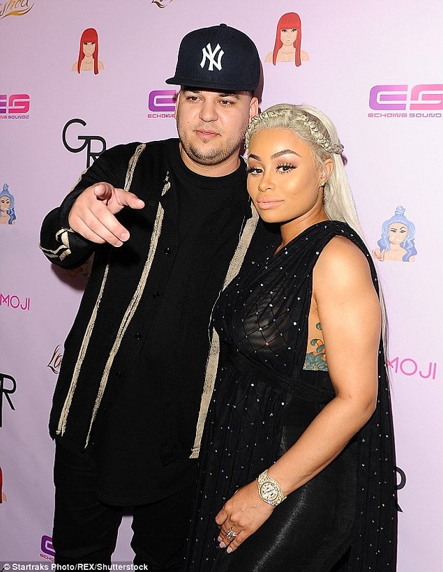Blac Chyna da intikam için mi bilinmez, Kylie Jenner'ın üvey abisi Rob Kardashian'la birlikte olmaya başladı.Kısa sürede hamile kaldı ve çift nişanlandı.