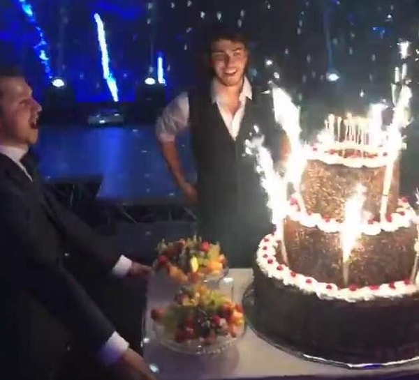 9. Кульминацией вечера стал праздничный торт, в который Саркисов со смехом окунул сына.