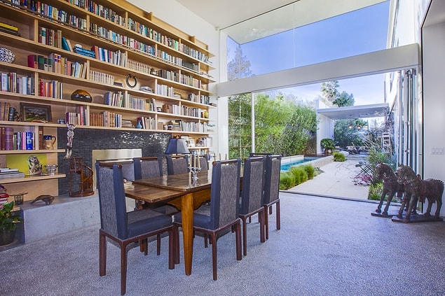 The natural lighting combines the interior with the garden.